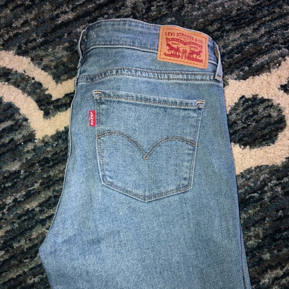 Levi’s Distressed Knee Jeans - Picture 1 of 3